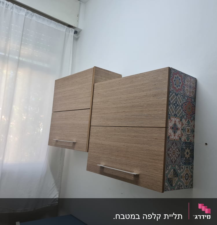 ארונות עץ תלויים עם ידיות מתכת
